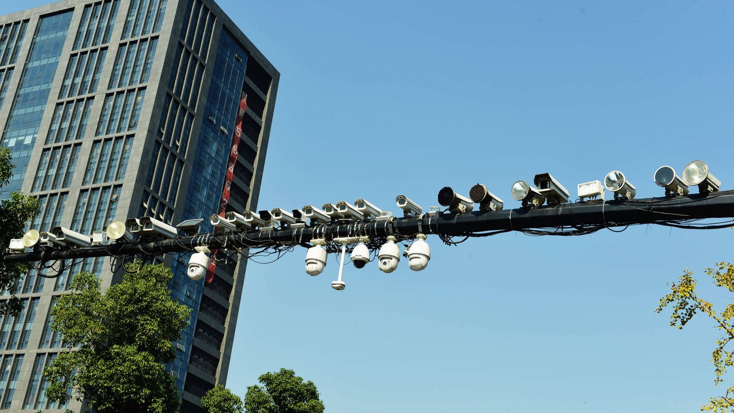Viele Kameras auf einer Stange vor Blauem Himmel